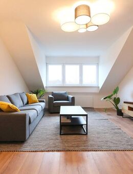 Möblierte und voll ausgestattete Drei-Zimmer-Dachgeschosswohnung mit Balkon - Frankfurt (Main)