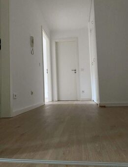 Zentral-Ruhig- Komplett sannierte Wohnung, Balkon, Einbauküche, Aufzug, Tiefgarage - Remscheid