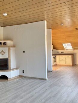 Attraktive 4-Zimmer-Wohnung mit Balkon, Kaminofen & Garage in Schwandorf-Klardorf - Schwandorf