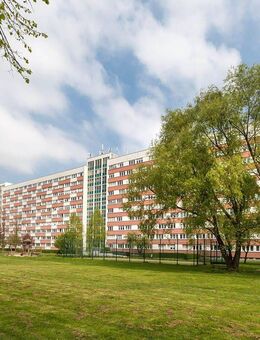 Für Senioren: 2-Raum-Wohnung mit Parkett, Bad mit Dusche und Aufzug + Pflegedienst im Haus - Leipzig