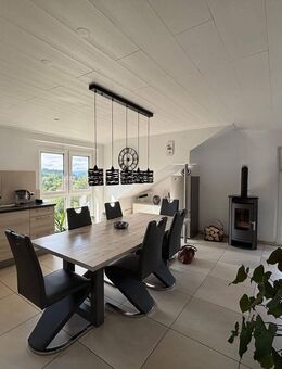 Exklusive 3,5 Zimmer-DG-Wohnung mit Balkon, Einbauküche, Schwedenofen u. Carport - Wehr (Baden-Württemberg)