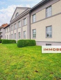 IMMOBERLIN.DE - Schöne Altbauwohnung mit Südbalkon, kleinem Garten & Pkw-Stellplatz - Berlin