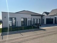 *RE/MAX Exklusiv!* Energieeffizienzhaus A Bungalow BJ 2022 mit 10 Jahren Garantie plus Ausbaureserve - Breisach (Rhein)