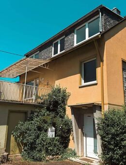 Freistehendes Einfamilienhaus mit 4 Garagen und viel Potenzial - Koblenz