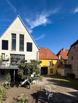 Traumhaftes Ensemble: Einfamilienhaus mit großem Innenhof und historischem Fachwerkhaus - Volkach