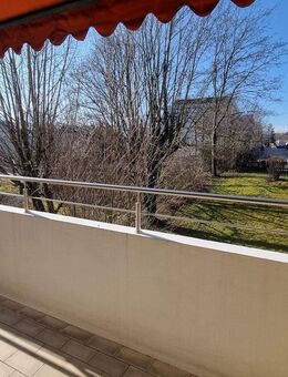 "Gepflegte 1-Zi.-Wohnung mit Aufzug, Balkon u. Stellplatz am grünen Stadtrand von Stuttgart-Botnang" - Stuttgart