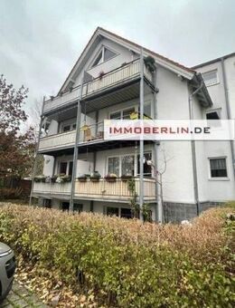IMMOBERLIN.DE - Adrette Dachgeschosswohnung mit 3 Balkons + 2 Pkw-Stellplätzen in grüner Ruhiglage am Potsdamer Stadtrand - Nuthetal