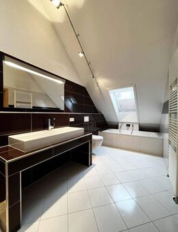 Neuer Boden, Wellness-Bad, Loggia | Sonnige Maisonette | Klimaanlage & Stellplatz - Ilsfeld