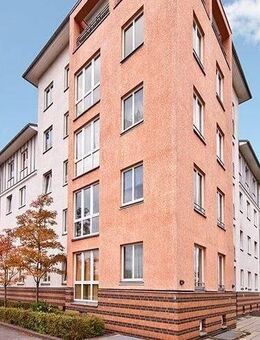 Frisch sanierte 2-Zimmer-Wohnung mit Wintergarten, Tiefgarage und Aufzug - Berlin