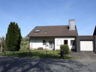 Großzügiges Zweifamilienhaus mit Garten und Garage in Erndtebrück - Erndtebrück