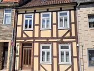Reihenhaus in zentrumsnaher Wohnlage - u. a. mit Garten und Nebengebäude - Helmstedt