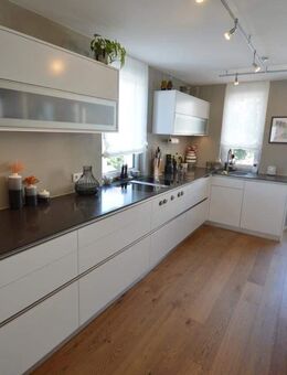 Komf.-4,5-Zi.-Whg. mit Einbaukü., 2 Balkonen, ca. 22 m² Dachterr. u. 2 Badern am östl. Altstadtrand - Regensburg