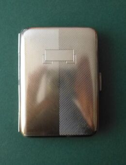 Zigarettenetui NEU Etui Silberfarben für Zigaretten, Visitenkarten, Geldscheine usw. Breite 6,5 cm, Tiefe 9,5 cm, Schönes, neutrales Muster. Freifläche für Gravur. Innen beidseitig Spann-Gummis. Breite geöffnet: ca. 13 cm. NICHT benutzt. - Bad Oeynhausen