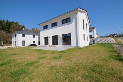 Familienidylle trifft Zukunft - KfW-40 Haus mit PV-Anlage & Einliegerwohnung in naturnaher Lage