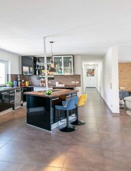 Wohn- und Gewerbegebäude mit 4 vermieteten Wohnungen, Werkstatt und Wohnwagenstellplätzen. - Güglingen