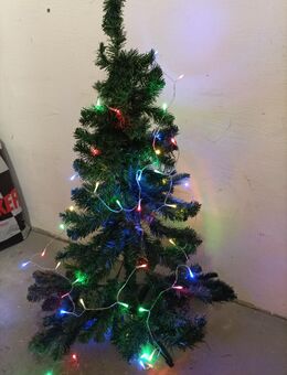 Künstlicher Weihnachtsbaum mit Lichterkette und Deko - Bochum
