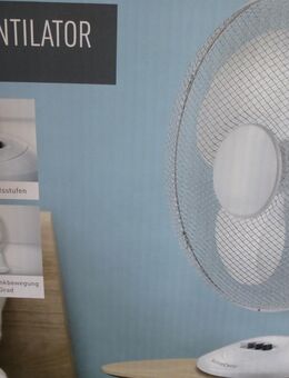 Ventilator NEU Tischventilator. 3 Geschwindigkeits-Stufen. Schwenkbewegung bis 75 Grad einstellbar. Luftstrom vertikal individuell einstellbar. Übersichtliche Bedientasten. Durchmesser 30 cm. Breite 34, Tiefe 24, Höhe 49 cm. LADEN-NEU - Bad Oeynhausen