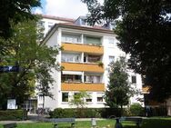 Helle Dachgeschosswohnung mit 2,5 Zimmern und Badewanne zu vermieten! - München