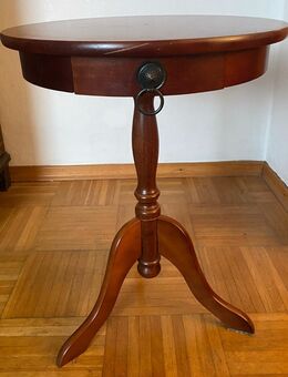 Kleiner Beistelltisch im Mahagoni-Stil – mit Schublade, Vintage - Eime