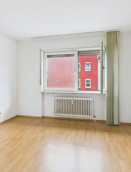 Leer und frei in der Rendite-Gestaltung: Wohnhaus mit 4 separaten Etagen und 2 Garagen - Ludwigshafen (Rhein)