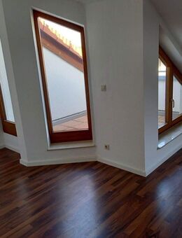 2-Zimmer DG-Wohnung: Zentral, ruhig lichtdurchflutet! - Gerlingen