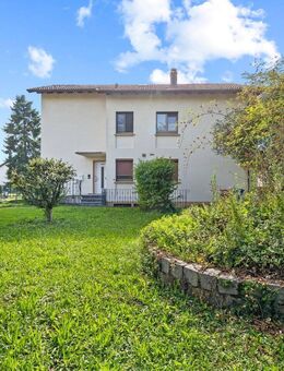 Gepflegtes Zweifamilienhaus mit Photovoltaikanlage und Ausbaupotenzial in Wutöschingen - Wutöschingen