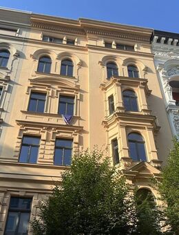 Wunderschön Altbauwohnung mit viel Stuck, Parkett, Bad mit Wanne & Dusche, Gäste-WC und 2 Balkonen - Magdeburg