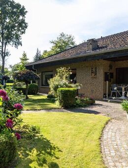 *** MASSIV BUNGALOW mit WALMDACH auf RIESEN GRUNDSTÜCK mit kleinem WALDSTÜCK *** - Ganderkesee