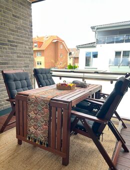 Balkonmöbel-Set aus Holz – 4 Stühle + Tisch mit Polstern - Kreuzau