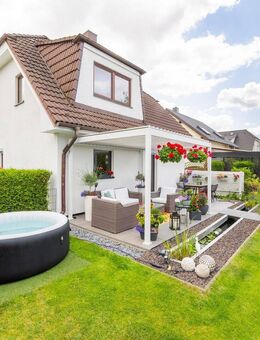 Mit Einbauküche, Kamin, Rollläden, Terrasse, Carport: Modernes Einfamilienhaus nahe Alt-Marzahn - Berlin