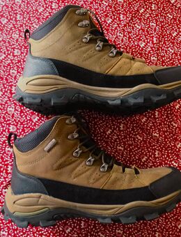 Halbhohe Lederstiefel. Midcut *NEU* Schnürstiefel. Trekkingboots. Wanderstiefel. Walking Boots. Leicht & Bequem. TOP Verarbeitung. Farbe: Schönes Mittleres Braun. Griffige Sohle. Schaft-Rand-Polsterung. LADEN-NEU. Gr. 45, passt auch für Gr. 46. Landrover. - Bad Oeynhausen