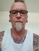 Er sucht sie in 08056