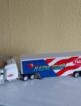 Sammlermodell - Peterbilt Racing Team, Kofferauflieger weiß - Leipzig Ost