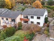 Wohnen mit tollem Ausblick: Zweifamilienhaus mit Modernisierungsbedarf auf attraktivem Grundstück - Fulda