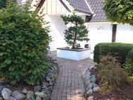 V E R K A U F T ! Charmantes 1-2 Familienhaus mit separater Einliegerwohnung, schöner Gartenanlage mit Schwimmteich - Kaltenkirchen