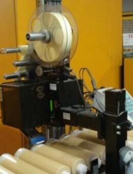 Kerzen Tuben Etikettiermaschine mit Sato Druck Spendesystem S84Nx 200dpi - Eberbach