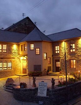 Exklusiver Mietshauskomplex auf historischem Burggelände mit 4 möblierten Wohnungen und Garten - Longuich