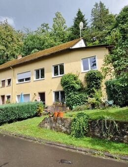 Charmantes Ein- bis Zweifamilienhaus mit Sanierungspotential, zwei Garagen und großem Grundstück in ruhiger Ortsrandlage - Rivenich