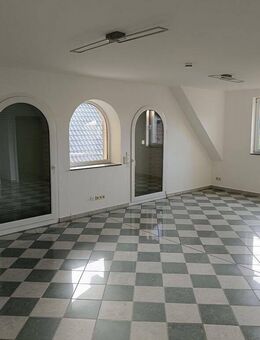 TOPLAGE: Großzügige 4-Zimmer-DG-Wohnung mit Einbauküche - Isernhagen
