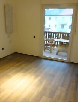 Gepflegte Etagenwohnung mit Tageslichtbad und 2 Balkonen - Sulzbach-Rosenberg