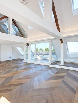 Urbaner Lifestyle trifft Altbau-Charme: Exklusive Maisonette mit zwei Terrassen - München