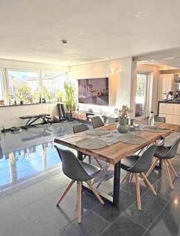 Modern, exklusiv, einmalig! 3 Zimmer-Wohnung mit terrassenartigem Balkon und hochw. Einbauküche. - Traunstein