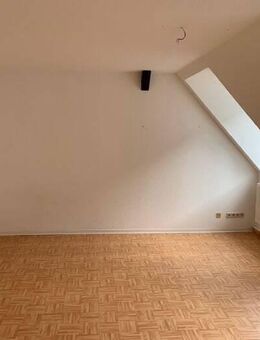 Schöne 1 Zimmer Dachgeschoss-Wohnung mit Aufzug am historischen Platz! Mit Küche - Weißenfels