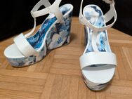 Elegante Keilabsatz-Sandalen in Blau-Weiß – Größe 41 - Hamburg Hamburg-Nord