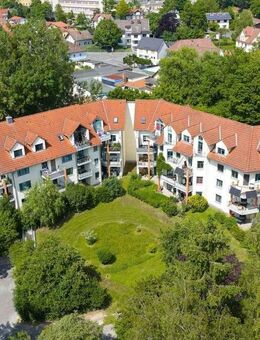 Gemütliche 2-Zimmer-Dachgeschosswohnung mit Balkon, Einbauküche und Tiefgarage in Coburg-Süd - Coburg