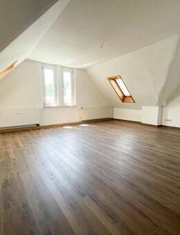 Frisch saniert! 2-Raum-Dachgeschosswohnung im Auer Zentrum - Aue