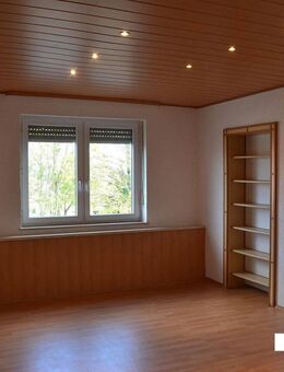 Schöne 5 Zimmer Wohnung, die problemlos in zwei separate Wohnungen umgebaut werden kann - Sulzbach-Rosenberg