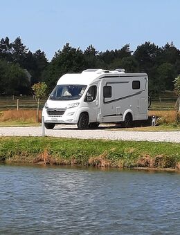 Der Etrusco V6600SB ist ein kompaktes Raumwunder, schmal und wendig für aktives Reisen - Basel