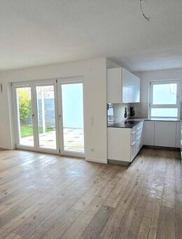 Modernes Wohnen mit Wintergarten, 3 Stellplätzen und Garten - Germering