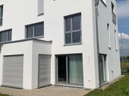 Neuwertige KfW55 Komfort 6Zi.Doppelhaushälfte mit Einbaukü., 2 Bäder, Terrasse+Garten und Dachterrasse in Neutraubling - Neutraubling